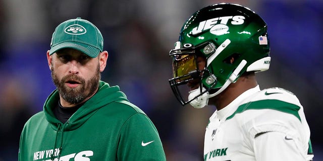 Adam Gase and Le'Veon Bell talk before an NFL game in 2019