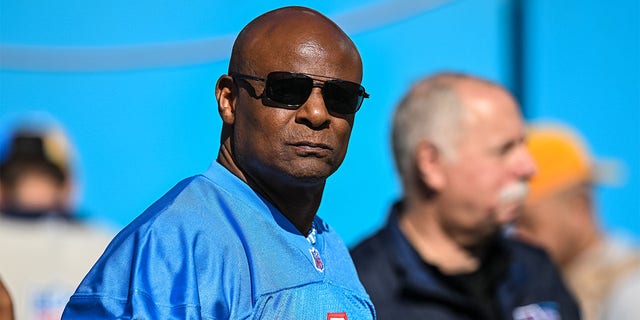 Warren Moon watches the Titans warm up