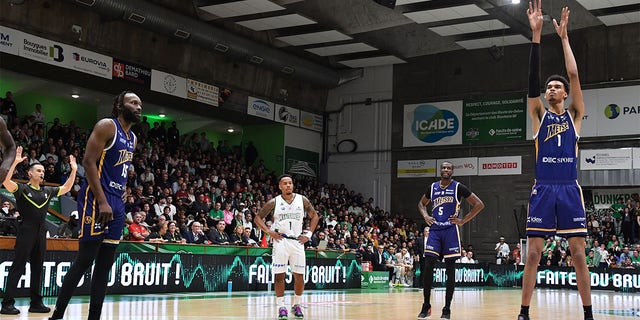 Victor Wembanyama shoots a free throw