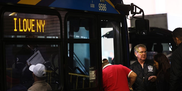 Migrants board buses