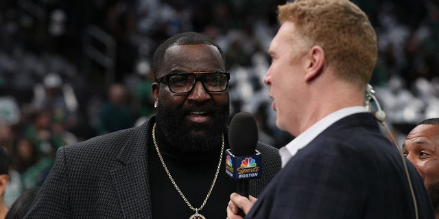 Kendrick Perkins speaks with Brian Scalabrine