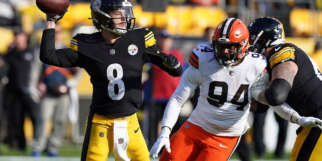 Kenny Pickett avoids a Browns player