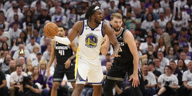 Kevon Looney looks to pass