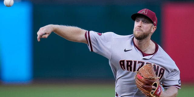 Merrill Kelly throws a pitch