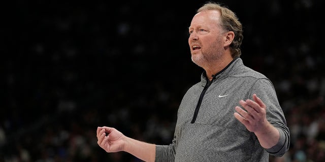 Mike Budenholzer reacts on court