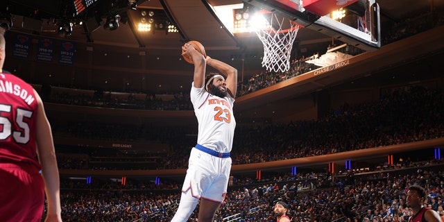 Mitchell Robinson dunk