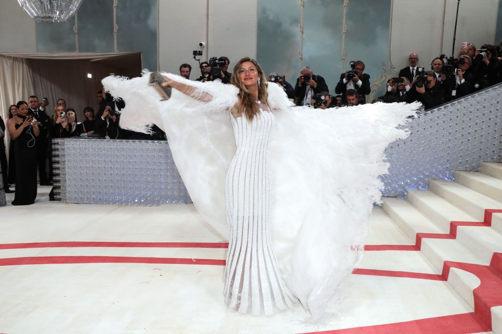 The mother-of-two added a white, long feather jacket to complete her show-stopping look.