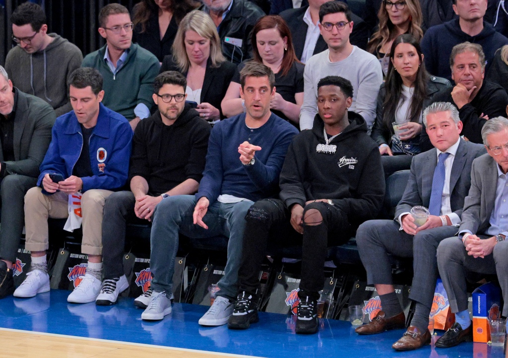 Jerry Ferrara (second from left) sits next to Jets quarterback Aaron Rodgers and teammate Sauce Gardner during the Knicks-Heat game on May 2, 2023.