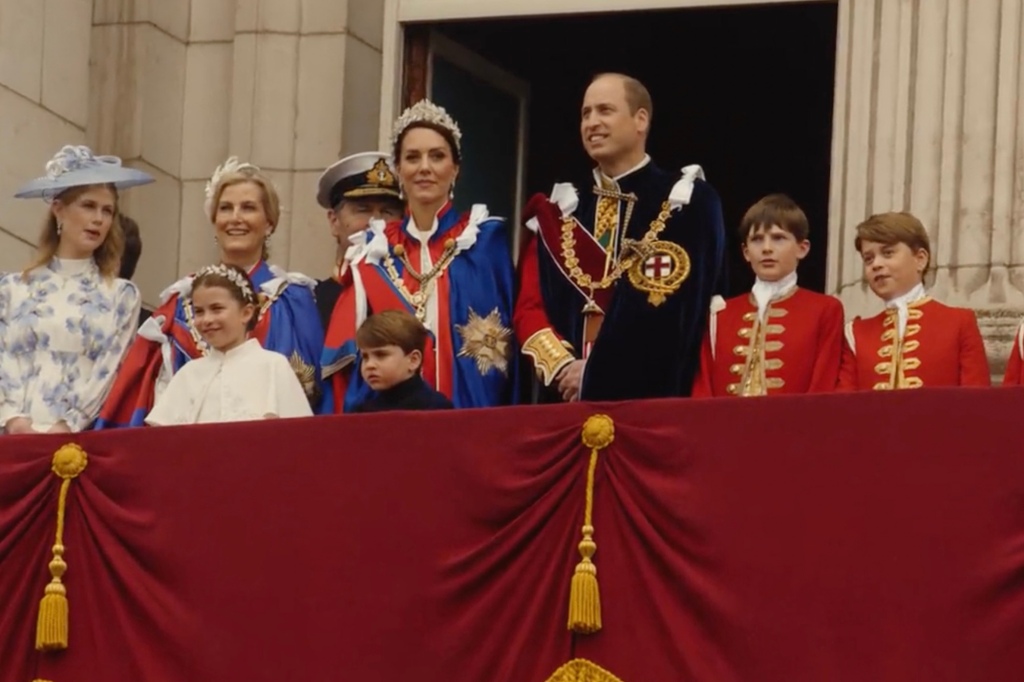 Charlotte, Kate, William, George and Louis on the balcony after coronation