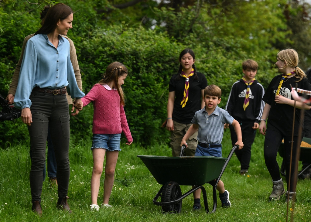 Just days after the coronation ceremony, they took their kids along for a charitable day called "The Big Help Out."