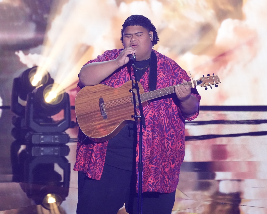 As the show progressed, Tongi continued to use his late father's guitar during every performance until it broke mid-season. 