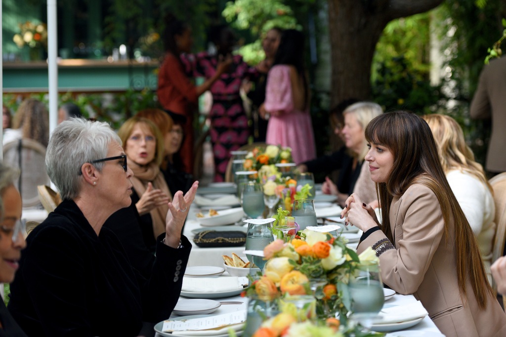 Jamie Lee Curtis and Dakota Johnson at San Vicente Bungalows in 2021.