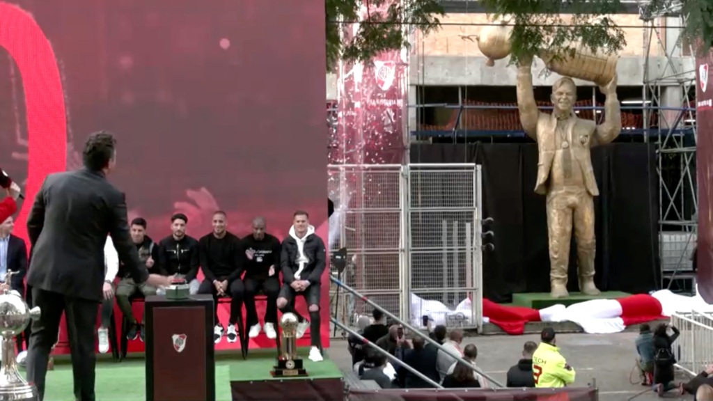 Marcelo Gallardo unveiling his statue Saturday.