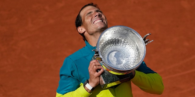 Rafael Nadal raises French Open title