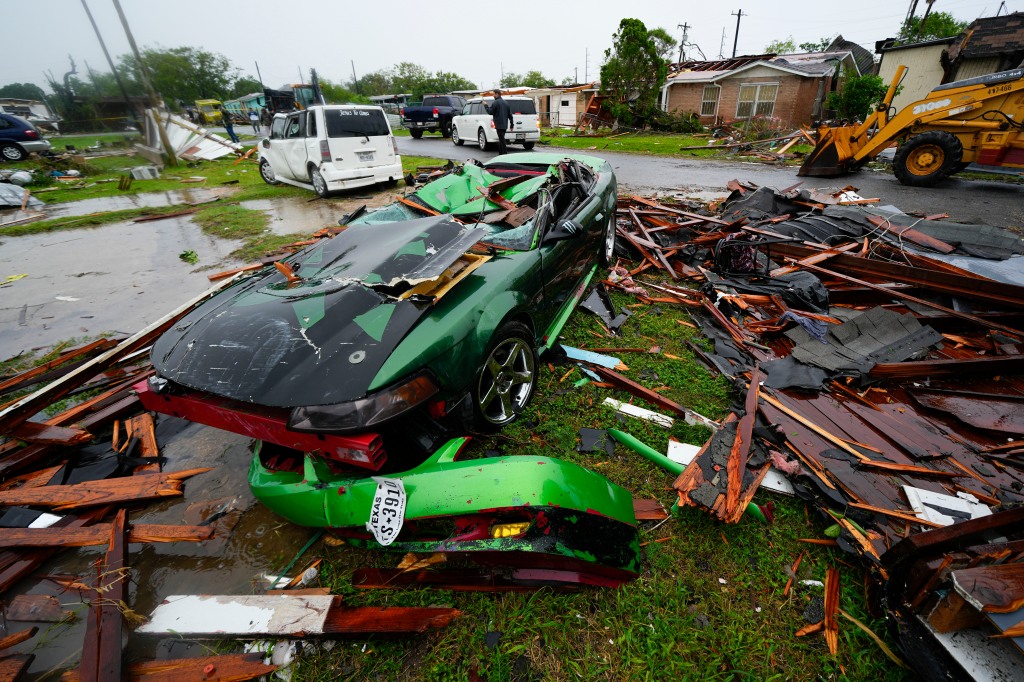 here was no advance warning. Instead, the first warning of a tornado “went out at the same time it was touching ground."