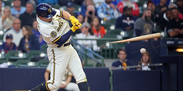 Willy Adames breaks his bat