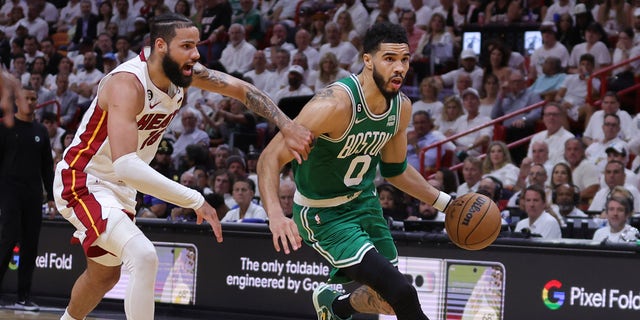 Jayson Tatum drives to hoop