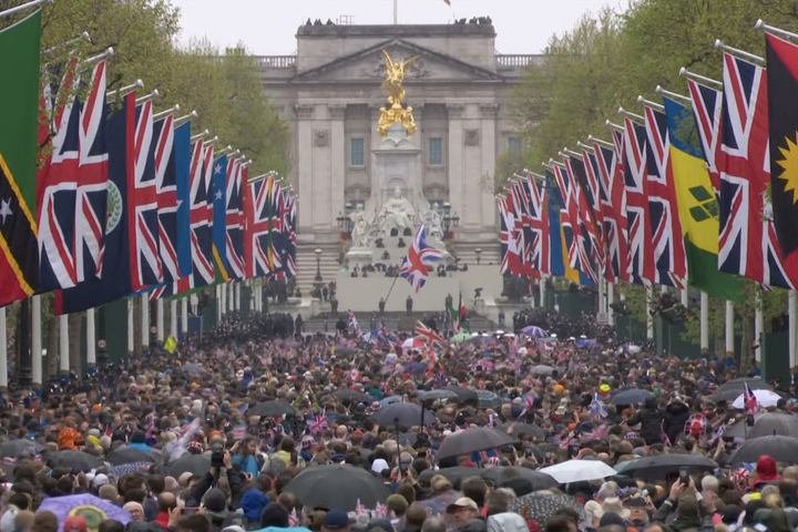 Fans walk towards palace in London