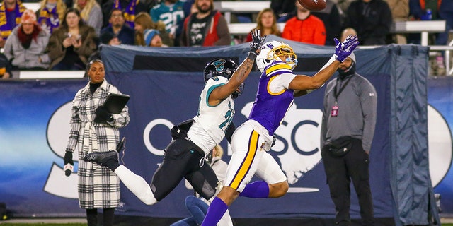 Isaiah Winstead catching touchdown