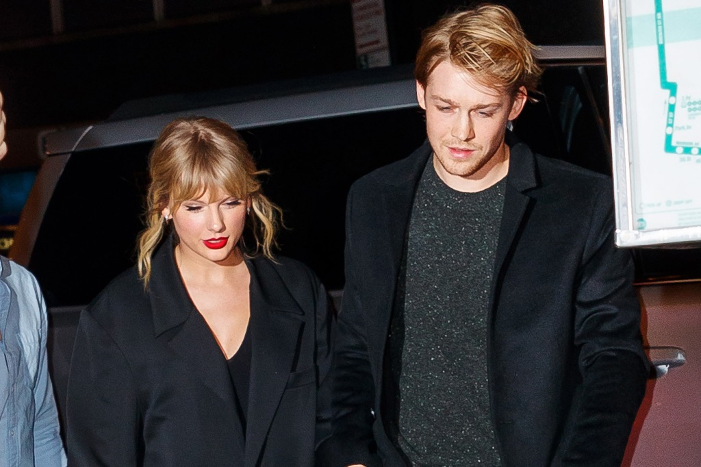 NEW YORK, NEW YORK - OCTOBER 06: Taylor Swift and Joe Alwyn arrive at Zuma on October 06, 2019 in New York City. (Photo by Jackson Lee/GC Images)