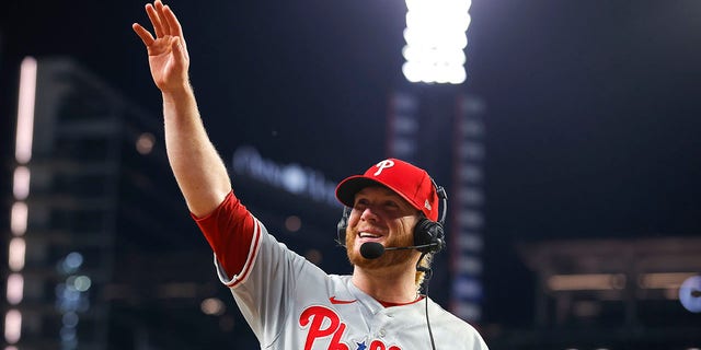 Craig Kimbrel waves to crowd