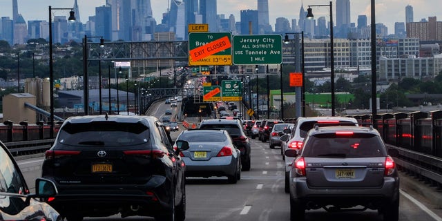 Cars stuck in a traffic jam on the way to New York City