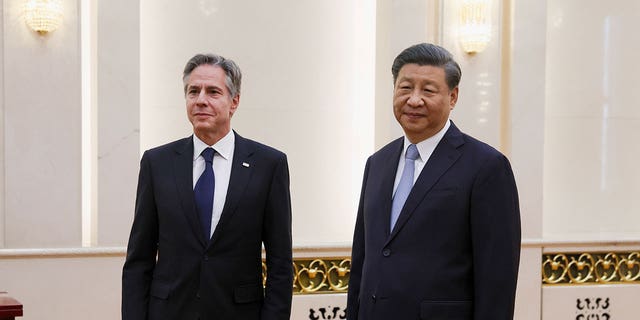 Blinken and Xi pose