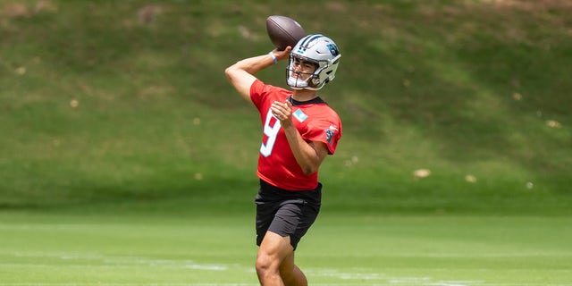 Bryce Young throws football