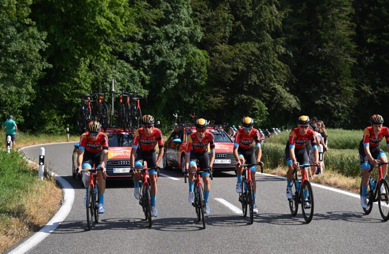 ‘United in inexplicable grief’ – Peloton completes Tour of Switzerland Stage 6 in memory of Gino Mader