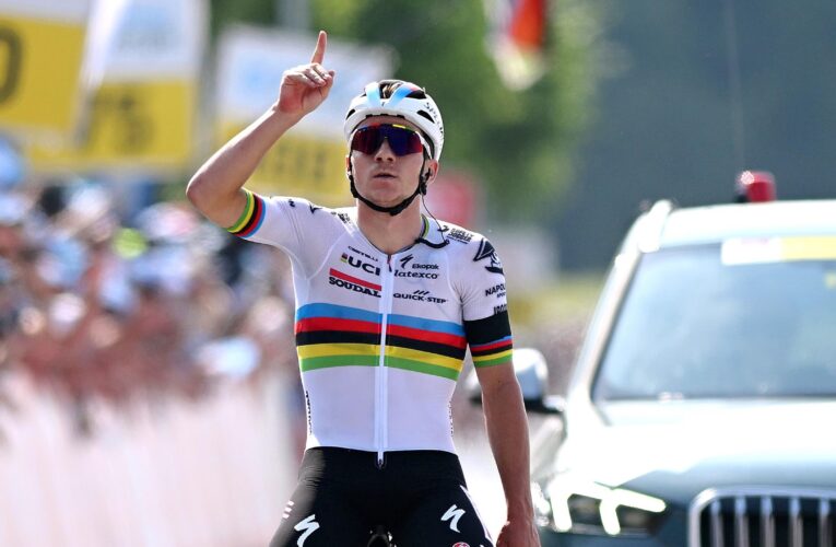 Remco Evenepoel pays tribute to Gino Mader on Stage 7 of Tour of Switzerland