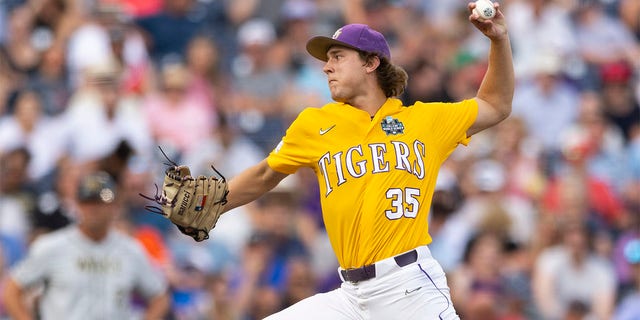 Griffin Herring throws pitch