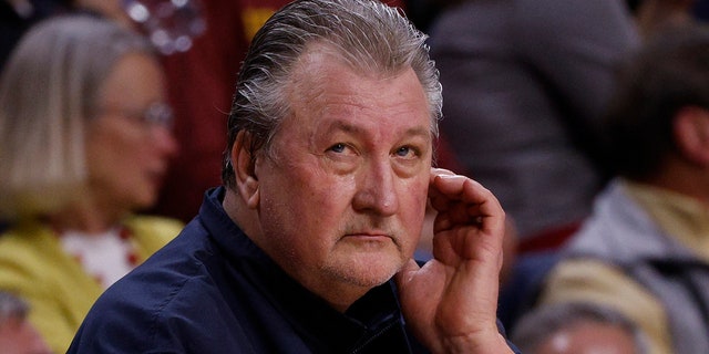 Bob Huggins scratches