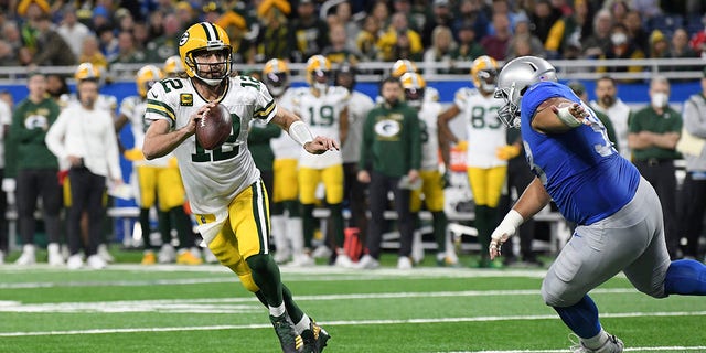 Quarterback Aaron Rodgers scrambles