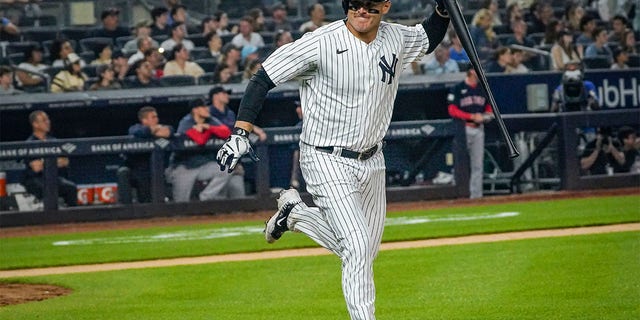 Anthony Rizzo throws bat