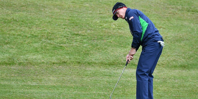 Berry Henson putts ball