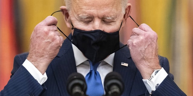 Biden removing mask at event