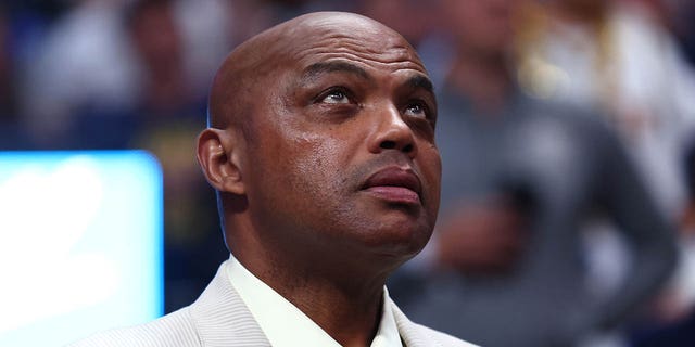 Charles Barkley looks up