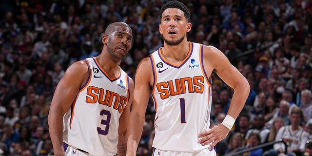 Chris Paul speaks with Devin Booker