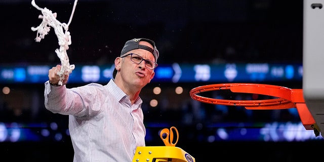 Dan Hurley cuts down the nets