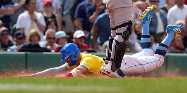 Enrique Hernandez dives into home