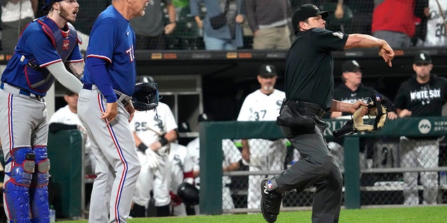 Bruce Bochy is tossed