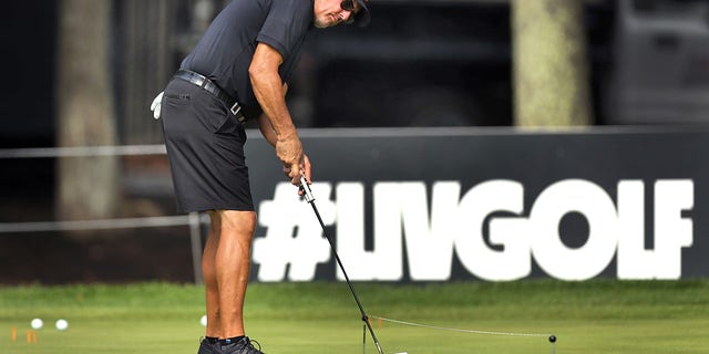 Phil Mickelson practices putting at LIV Golf Boston