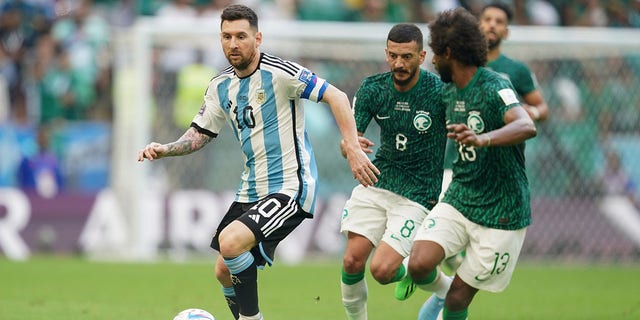 Lionel Messi dribbles the ball against Saudi Arabia