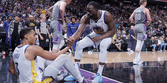 Draymond Green helps up Jordan Poole