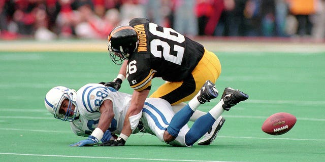 Rod Woodson breaks up a pass