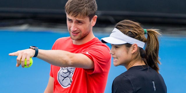 Emma Raducanu speaks with her coach Sebastian Sachs