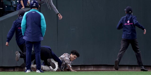 Fan gets tackled by security at T-Mobile Park