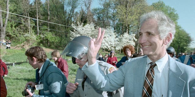 Daniel Ellsberg flashing peace