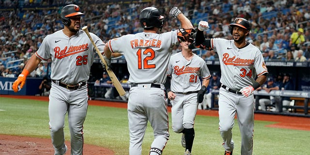 Aaron Hicks celebrates with Adam Frazier