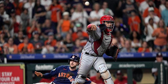 Keibert Ruiz throwing error